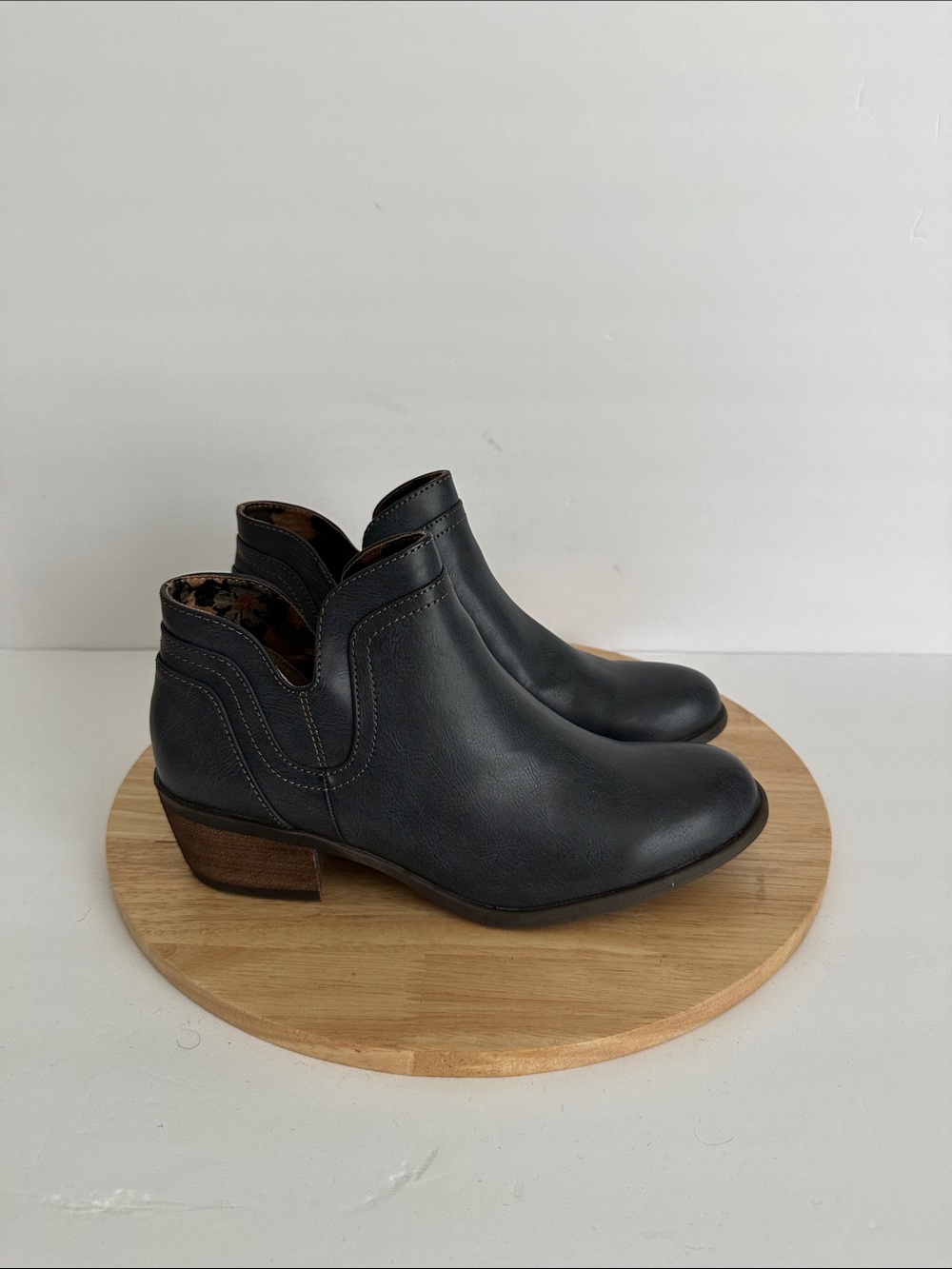 BOC by Born Womens Lena Stacked Heel Booties